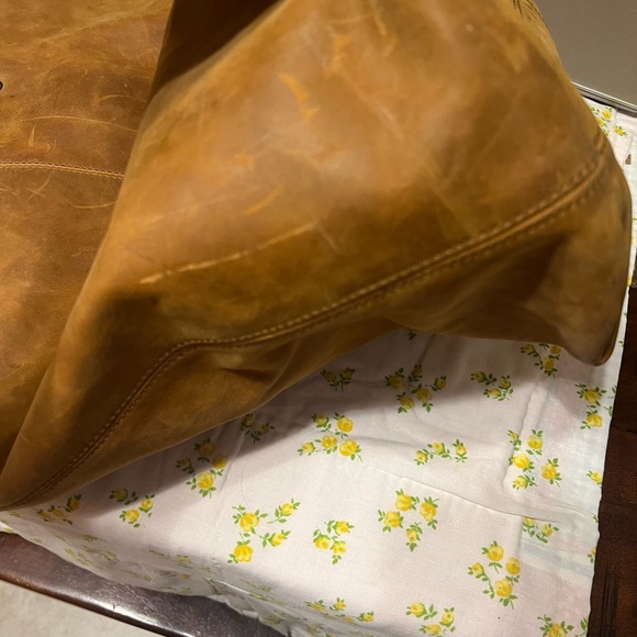 Elegant Tan Leather Tote Bag - Picture 5 of 9